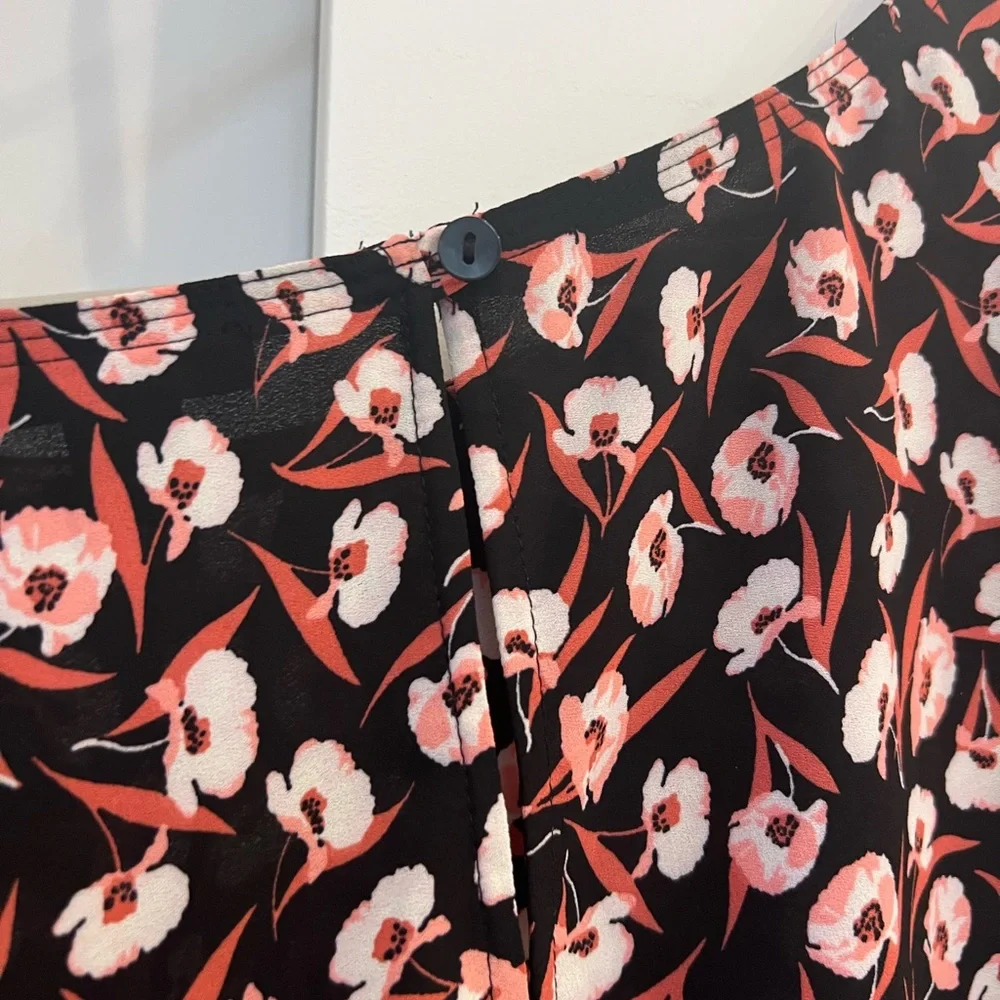 🛍️2/$20 Ann Taylor Top - Picture 7 of 7